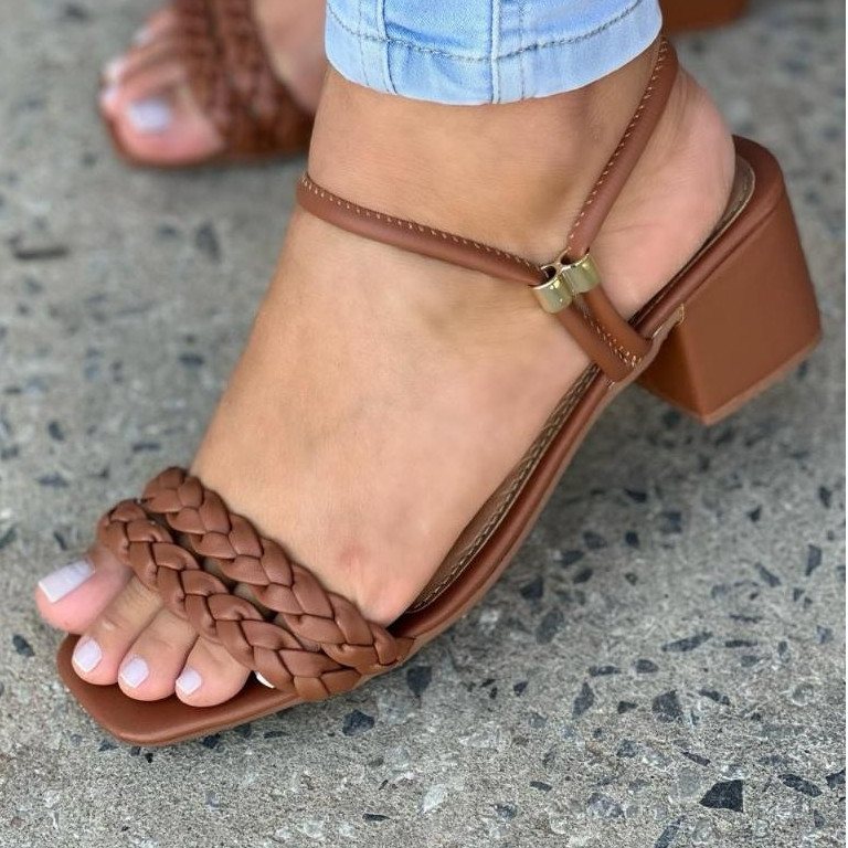Sandalia Feminino / saltinho Médio Confortável e Ajustável